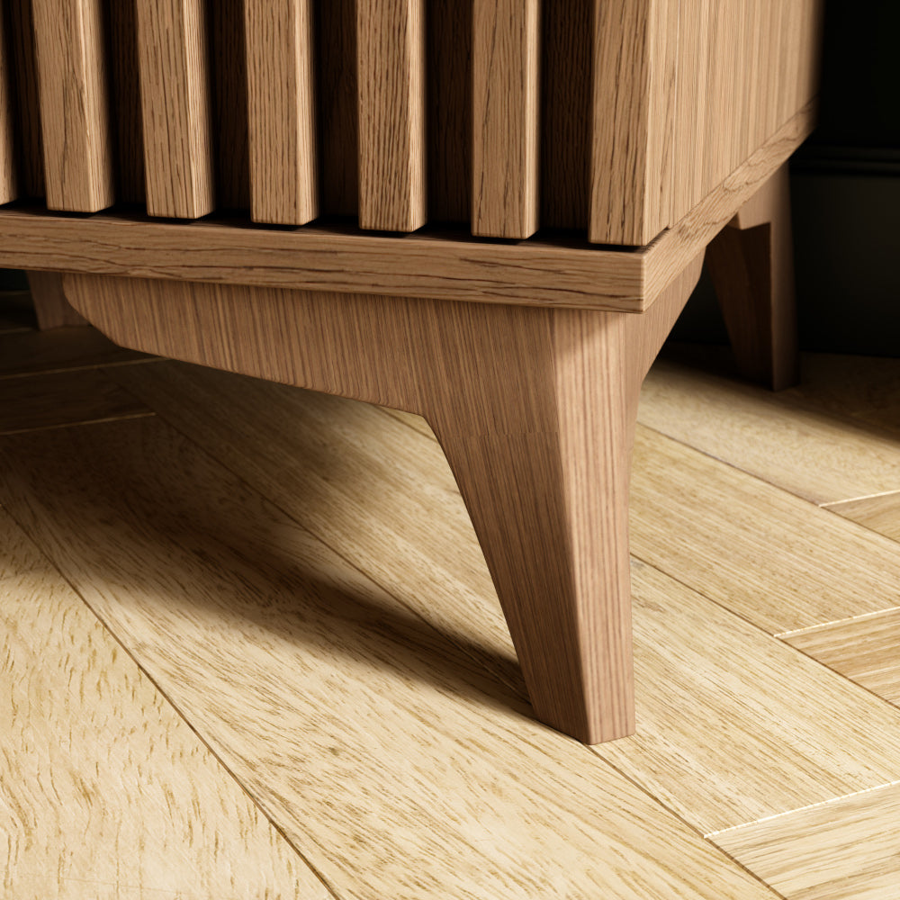 Detal nogi i narożnika stolika nocnego Entsian.