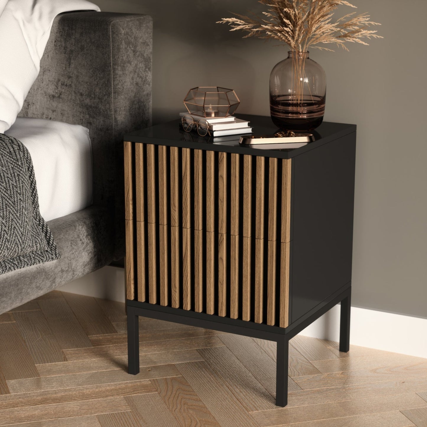 Stolik nocny Meorati przy łóżku; blat gładki, 2 szuflady, lamele.