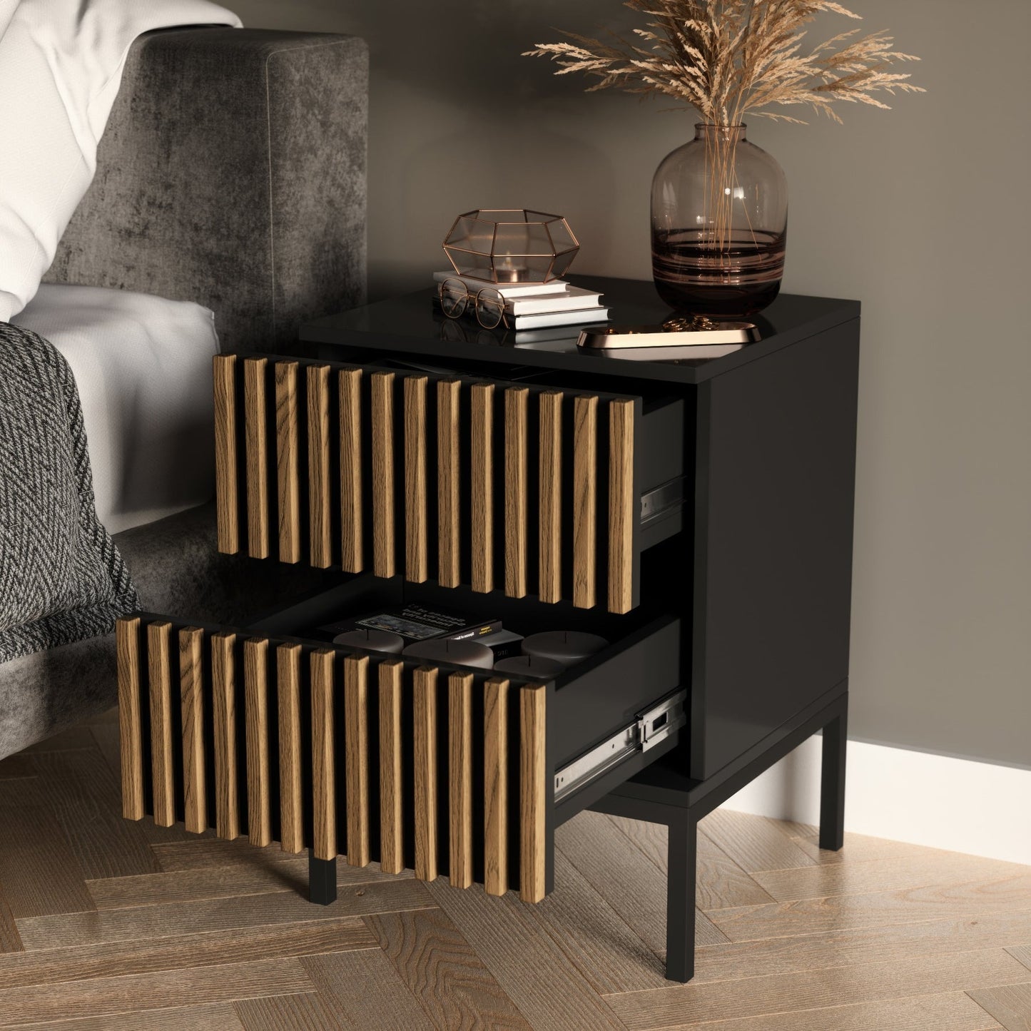 Dwa stoliki nocne Meorati w sypialni; lamele, 2 szuflady, czarny korpus.