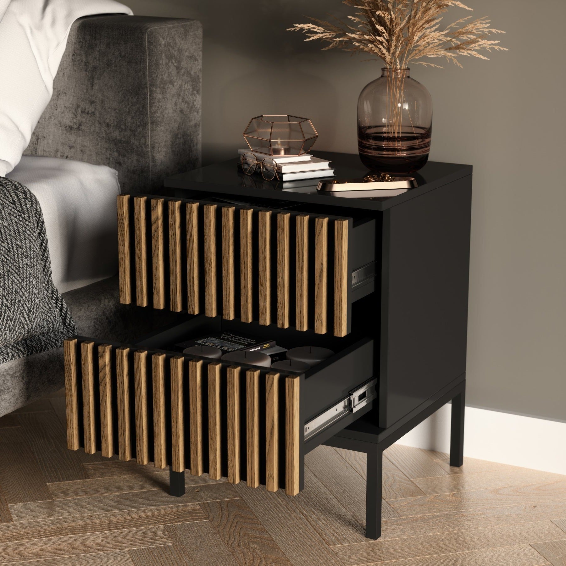 Dwa stoliki nocne Meorati w sypialni; lamele, 2 szuflady, czarny korpus.