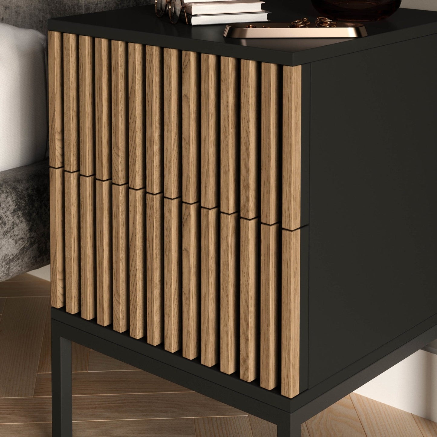 Detal lameli dąb artisan i czarnego korpusu stolika nocnego Meorati.