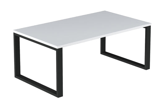 Stolik kawowy Fresco z jasnym blatem i czarną metalową podstawą. Prosta forma sprawia, że mebel pasuje do nowoczesnych salonów.
