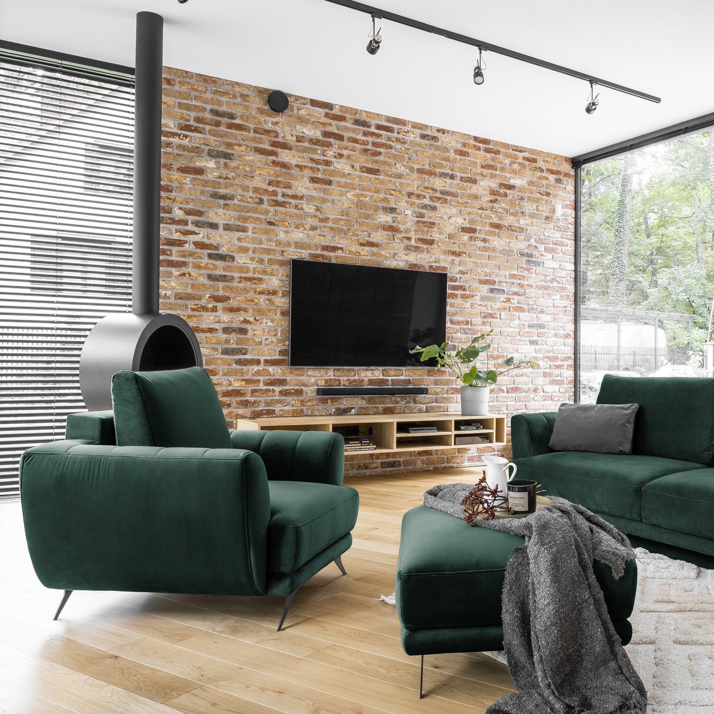 Pufa Megis Loco 35 w zielonym kolorze została wykonana z przyjemnej w dotyku tkaniny. Designerski wygląd podkreśla elegancki charakter nowoczesnego wnętrza.