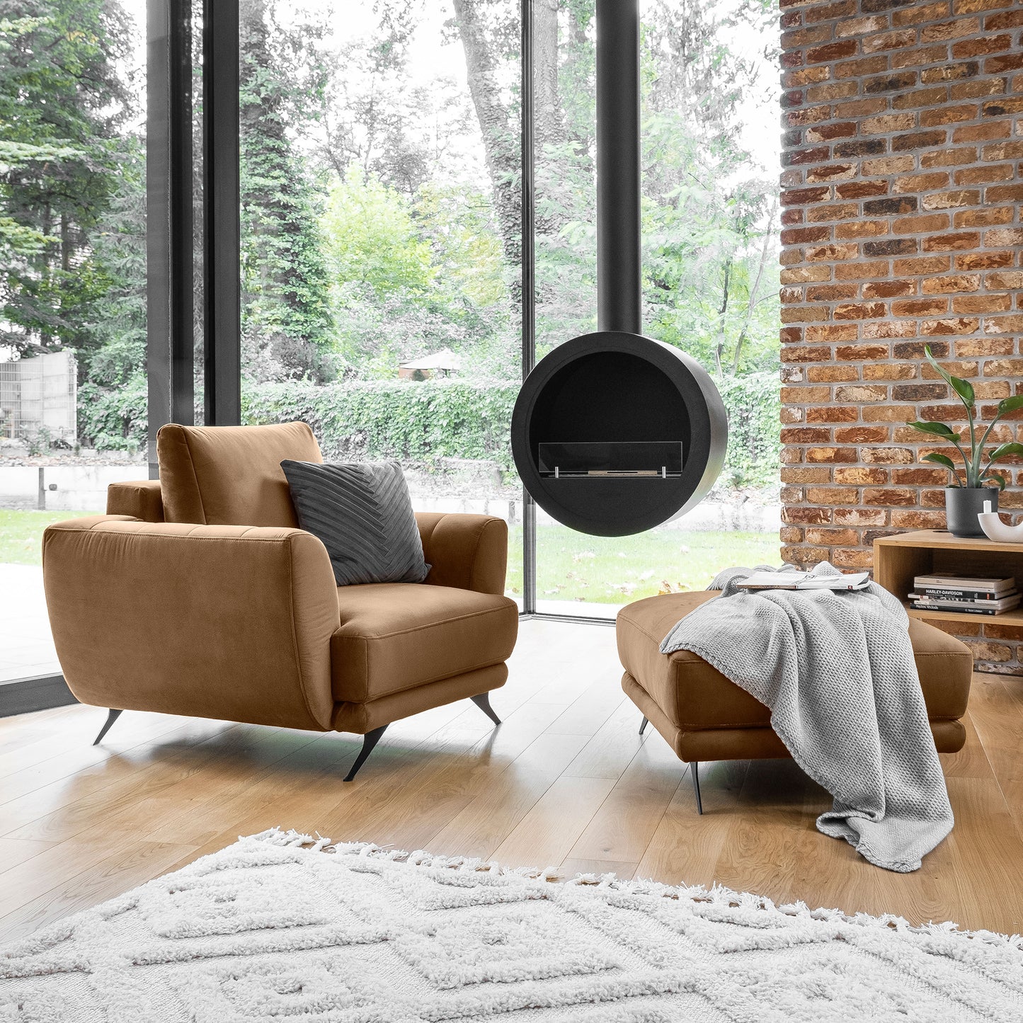 Pufa Megis Nube 20 w jasnobeżowym kolorze została wykonana z przyjemnej w dotyku tkaniny. Designerski wygląd podkreśla elegancki charakter nowoczesnego wnętrza.