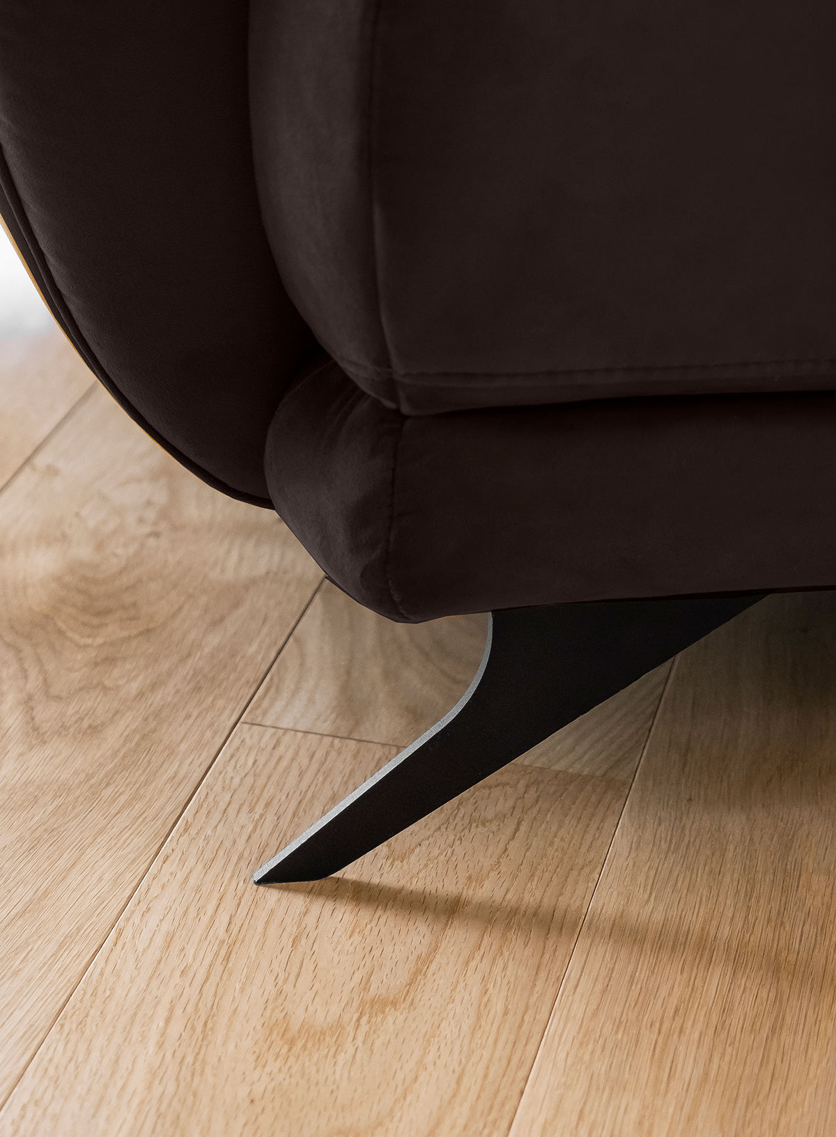 Sofa, fotel i pufa Megis Nube 22 tworzą kompletny zestaw wypoczynkowy. Brązowa kolorystyka dodaje wnętrzu przytulności i elegancji.
