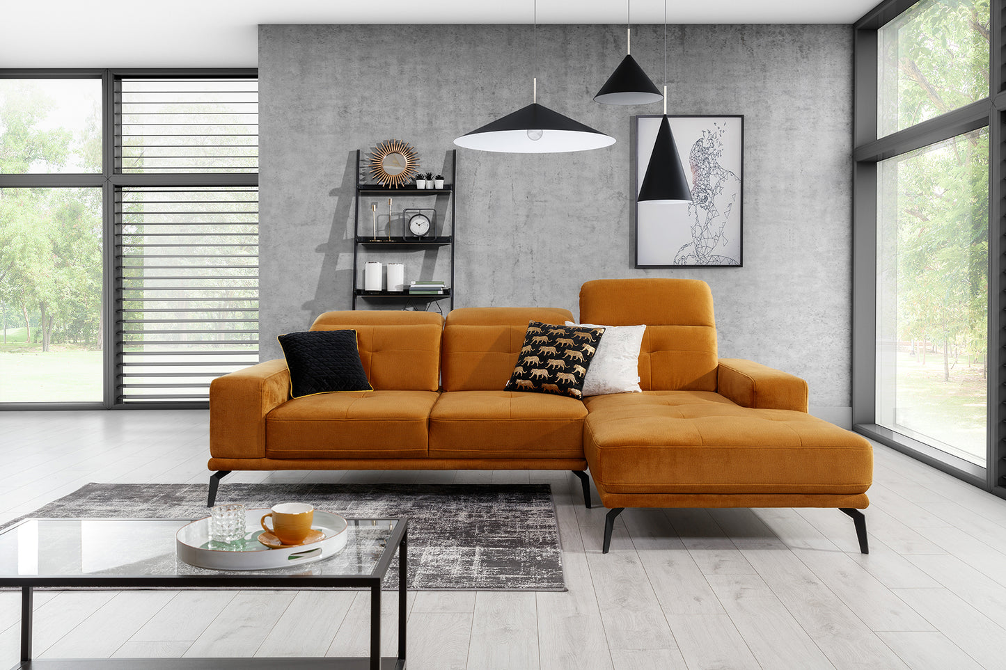 Designerski narożnik w żółtej tkaninie Monolith 48 z wygodnymi poduszkami oparciowymi oraz nowoczesną linią. Duży narożnik wypoczynkowy do salonu tworzący funkcjonalną i efektowną strefę codziennego odpoczynku.