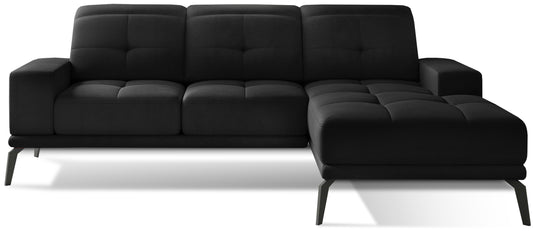 Designerski narożnik w czarnej tkaninie Matt Velvet 99 z wygodnymi poduszkami oparciowymi oraz nowoczesną linią. Duży narożnik wypoczynkowy do salonu tworzący funkcjonalną i elegancką strefę codziennego odpoczynku.