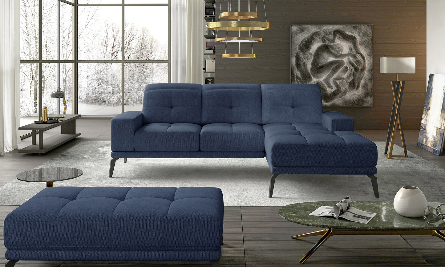 Designerski narożnik w granatowej tkaninie Soro 76 z wygodnymi poduszkami oparciowymi oraz nowoczesną linią. Duży narożnik wypoczynkowy do salonu tworzący funkcjonalną strefę codziennego odpoczynku i relaksu.