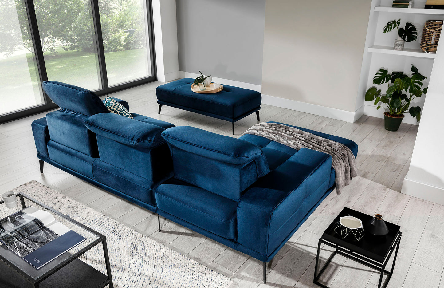 Designerski narożnik w niebieskiej tkaninie Monolith 77 z wygodnymi poduszkami oparciowymi oraz nowoczesną linią. Duży narożnik wypoczynkowy do salonu tworzący funkcjonalną i efektowną strefę relaksu.