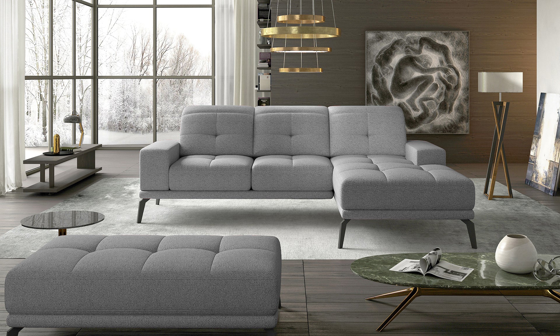 Designerski narożnik w jasnoszarej tkaninie Grande 81 z wygodnymi poduszkami oparciowymi oraz nowoczesną linią. Duży narożnik wypoczynkowy do salonu tworzący funkcjonalną i przytulną strefę codziennego odpoczynku.