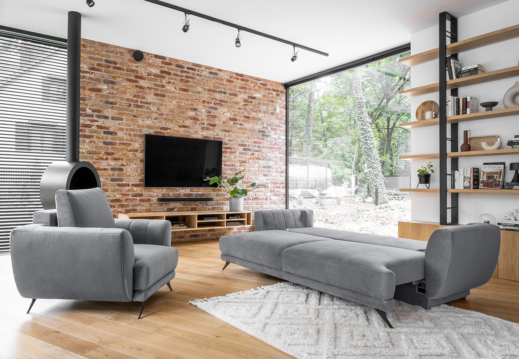 Nowoczesny komplet Megis Sola 04 prezentuje trio mebli w jasnoszarej tkaninie. Smukłe nogi i proste linie dobrze wpisują się w styl scandi i contemporary.