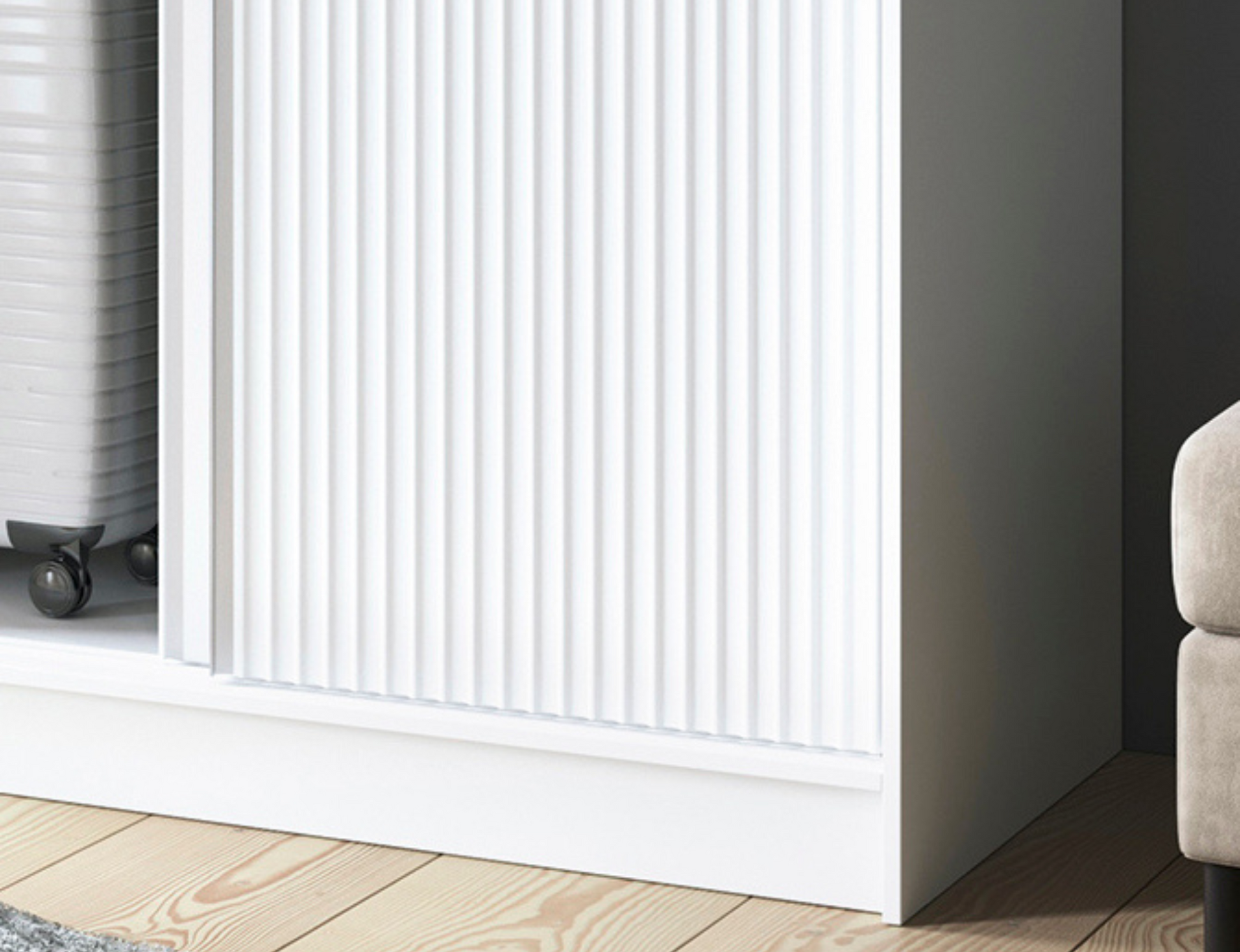 Szczegół szafy Biancco II w kolorze białym, eleganckie wykończenie frontu z pionowymi frezowaniami.