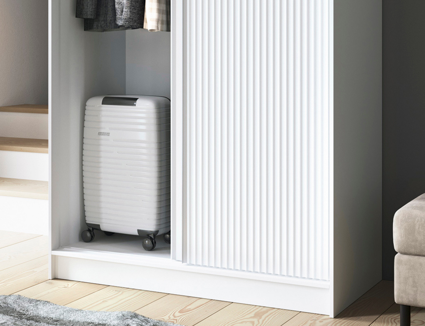 Zbliżenie na detal białej szafy Biancco II – frezowany front o pionowej strukturze w nowoczesnym stylu.