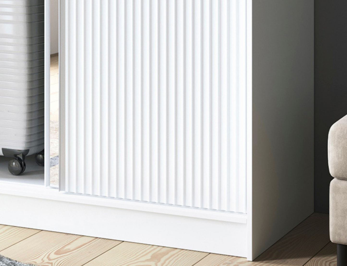 Detal szafy Biancco II białej z ryflowanym frontem i lustrem, eleganckie wykończenie w nowoczesnym stylu.