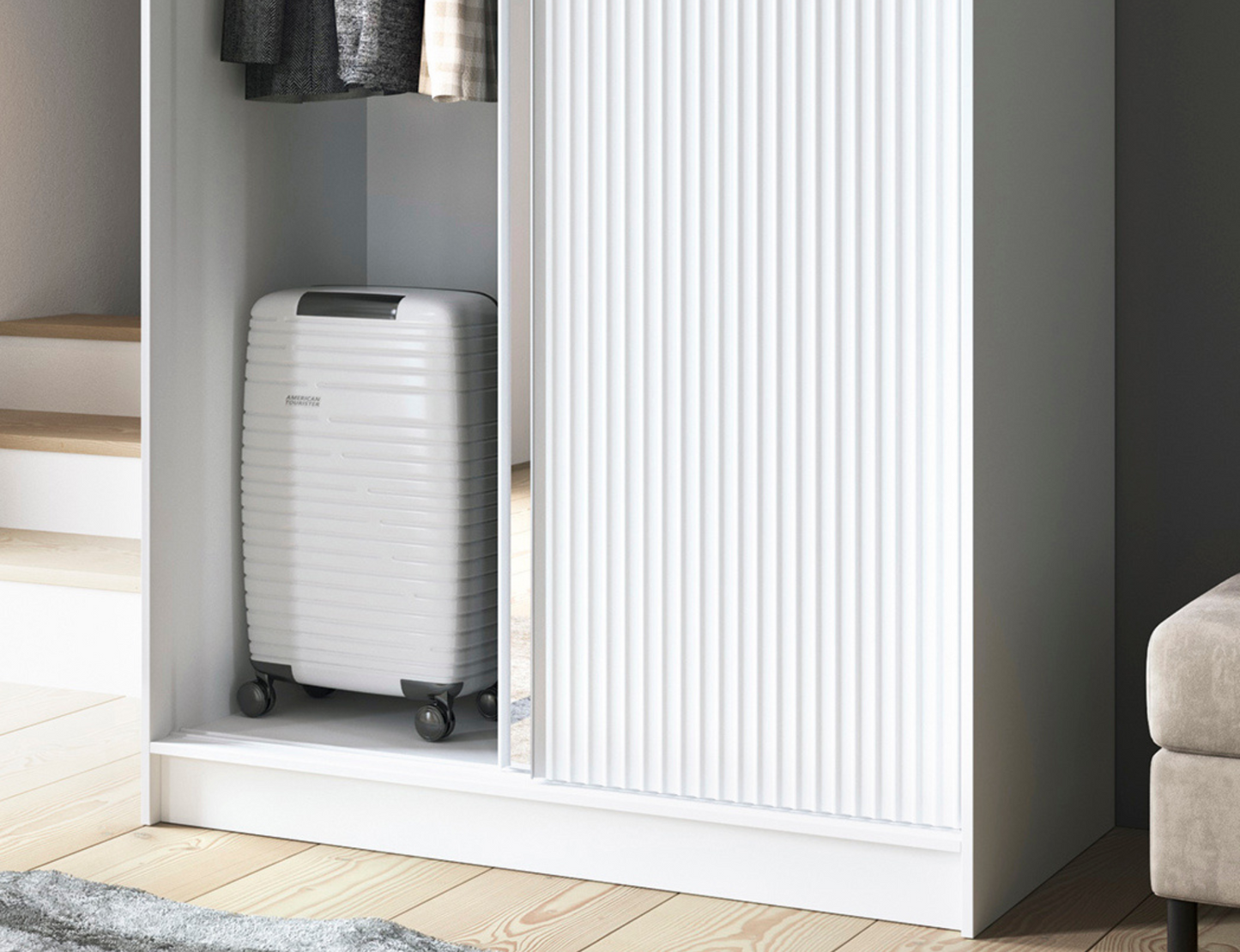 Ryflowany front i lustro w szafie Biancco II białej, estetyczne detale nowoczesnej szafy przesuwnej.