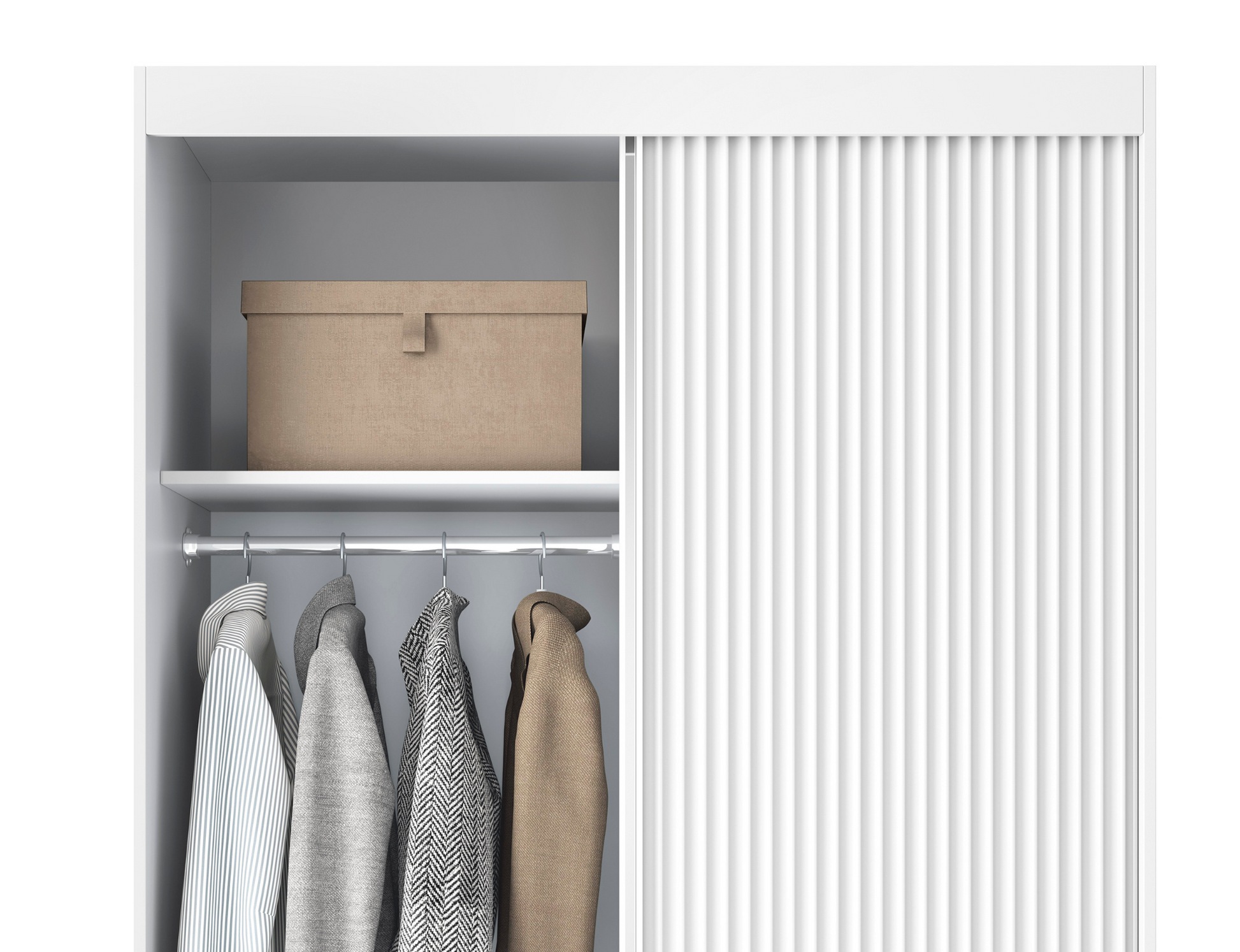 Wnętrze szafy Biancco II białej z drążkiem na ubrania i półką, drzwi przesuwne z ryflowanym frontem i lustrem.