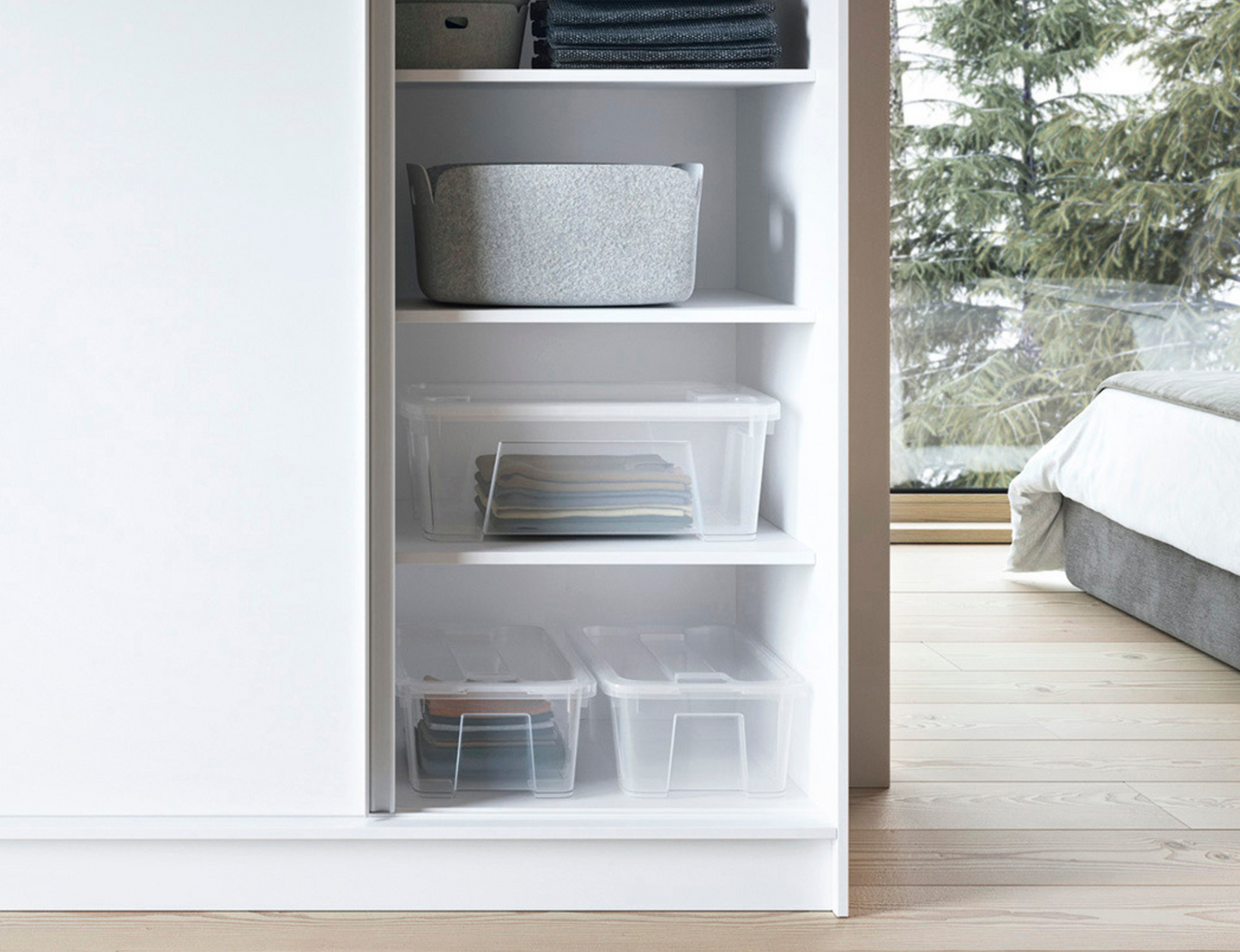 Detal ryflowanych drzwi przesuwnych w szafie Biancco III w kolorze białym, podkreślających elegancję i nowoczesny charakter mebla.