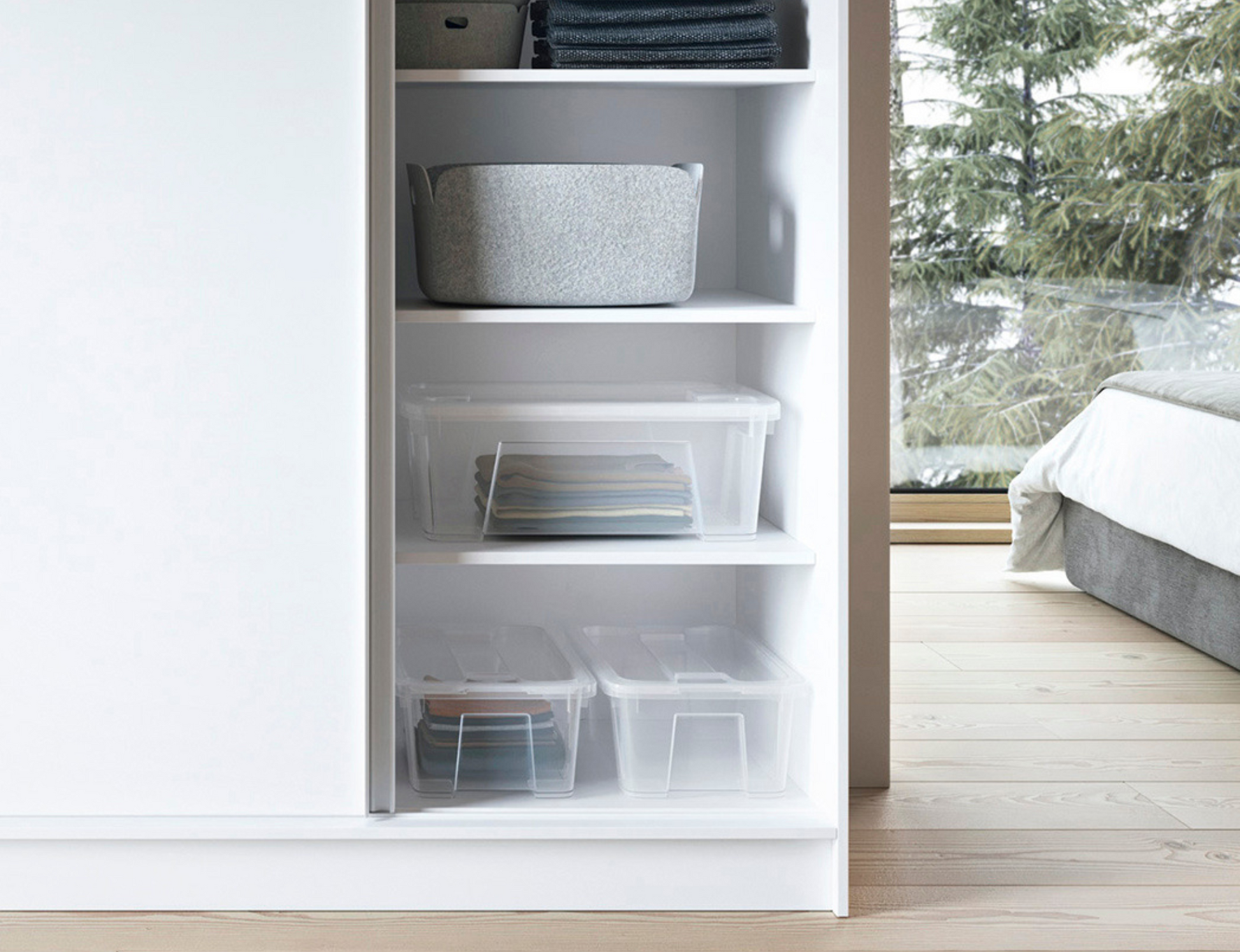 Detal ryflowanych drzwi przesuwnych w szafie Biancco III w kolorze białym, podkreślających elegancję i nowoczesny charakter mebla.