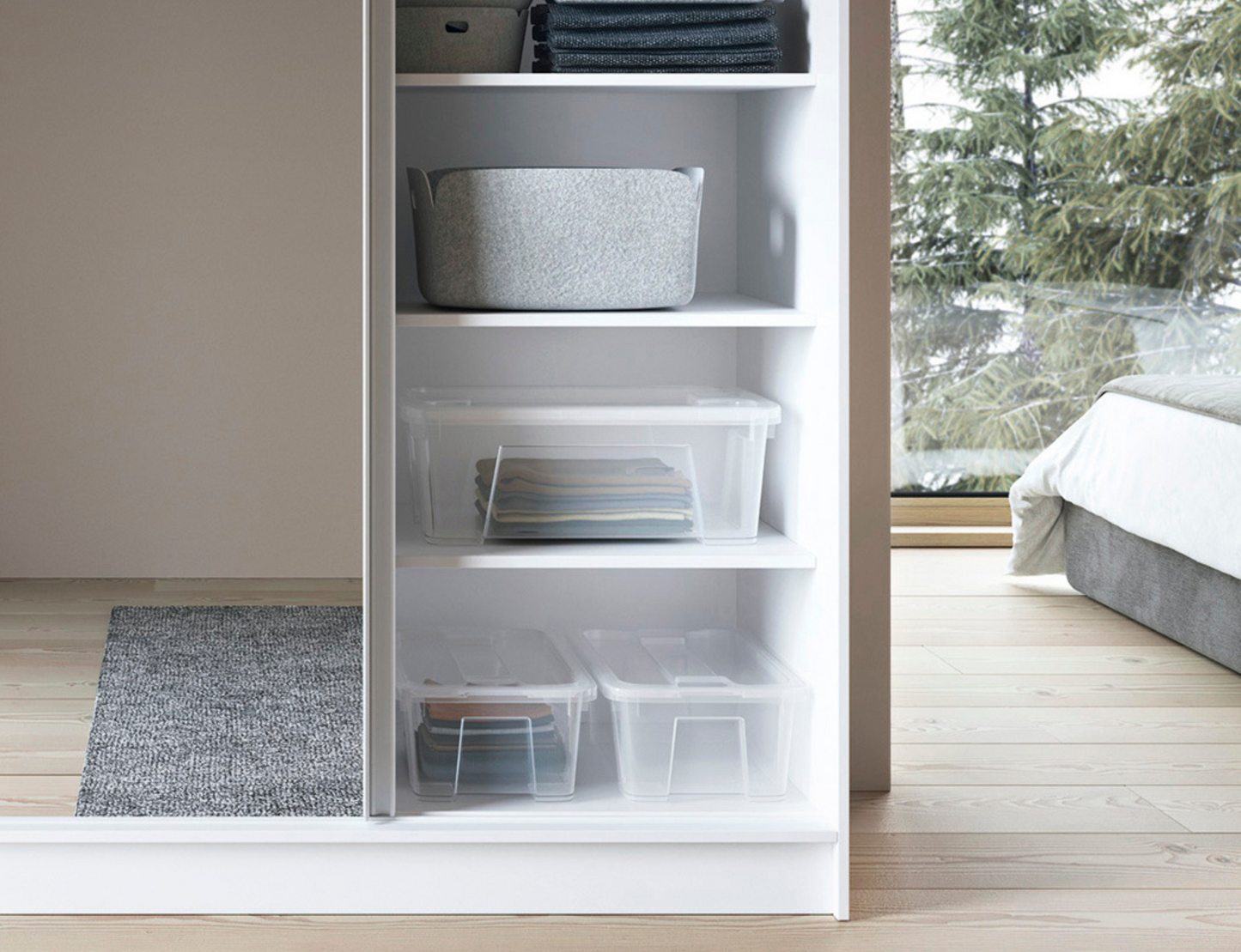 Detal szafy Biancco III biała – fragment frontu ryflowanego obok lustra, podkreślający nowoczesne wykończenie i styl.