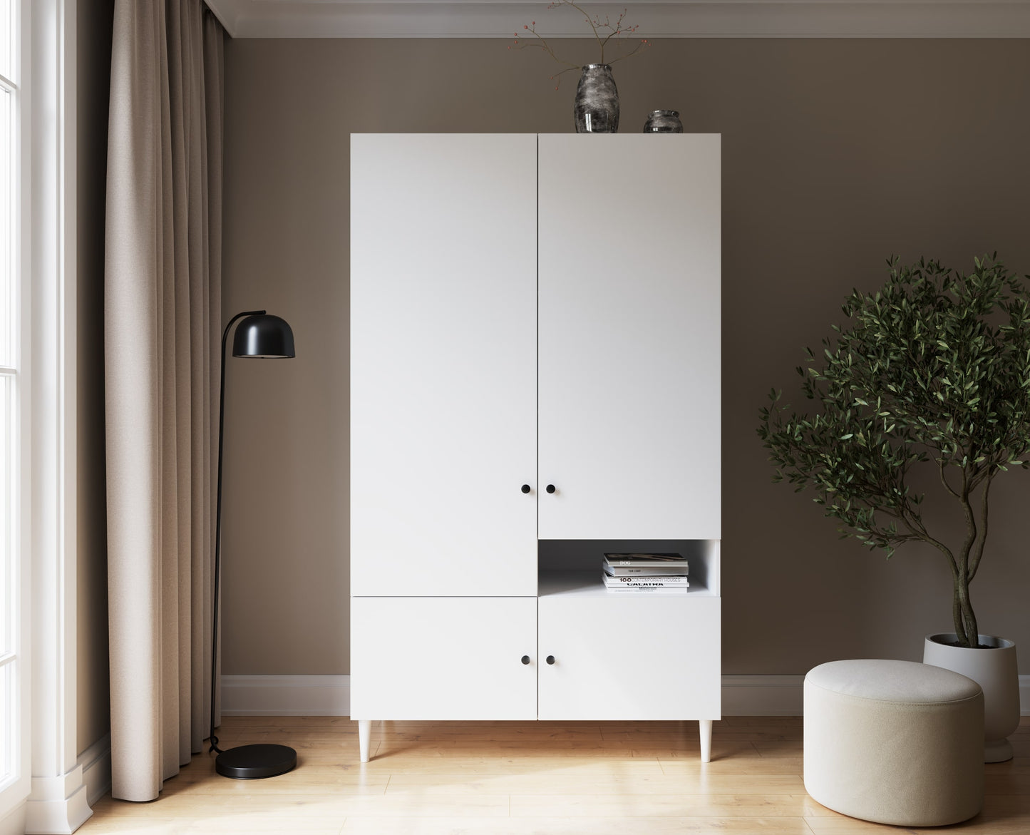 Biała szafa Dullum w stylu skandynawskim ustawiona w eleganckim salonie z roślinami i nowoczesnymi dodatkami.