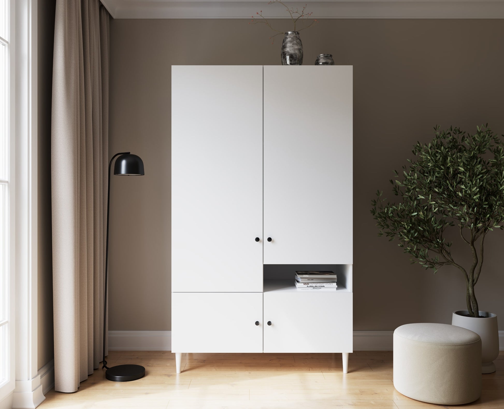 Biała szafa Dullum w stylu skandynawskim ustawiona w eleganckim salonie z roślinami i nowoczesnymi dodatkami.