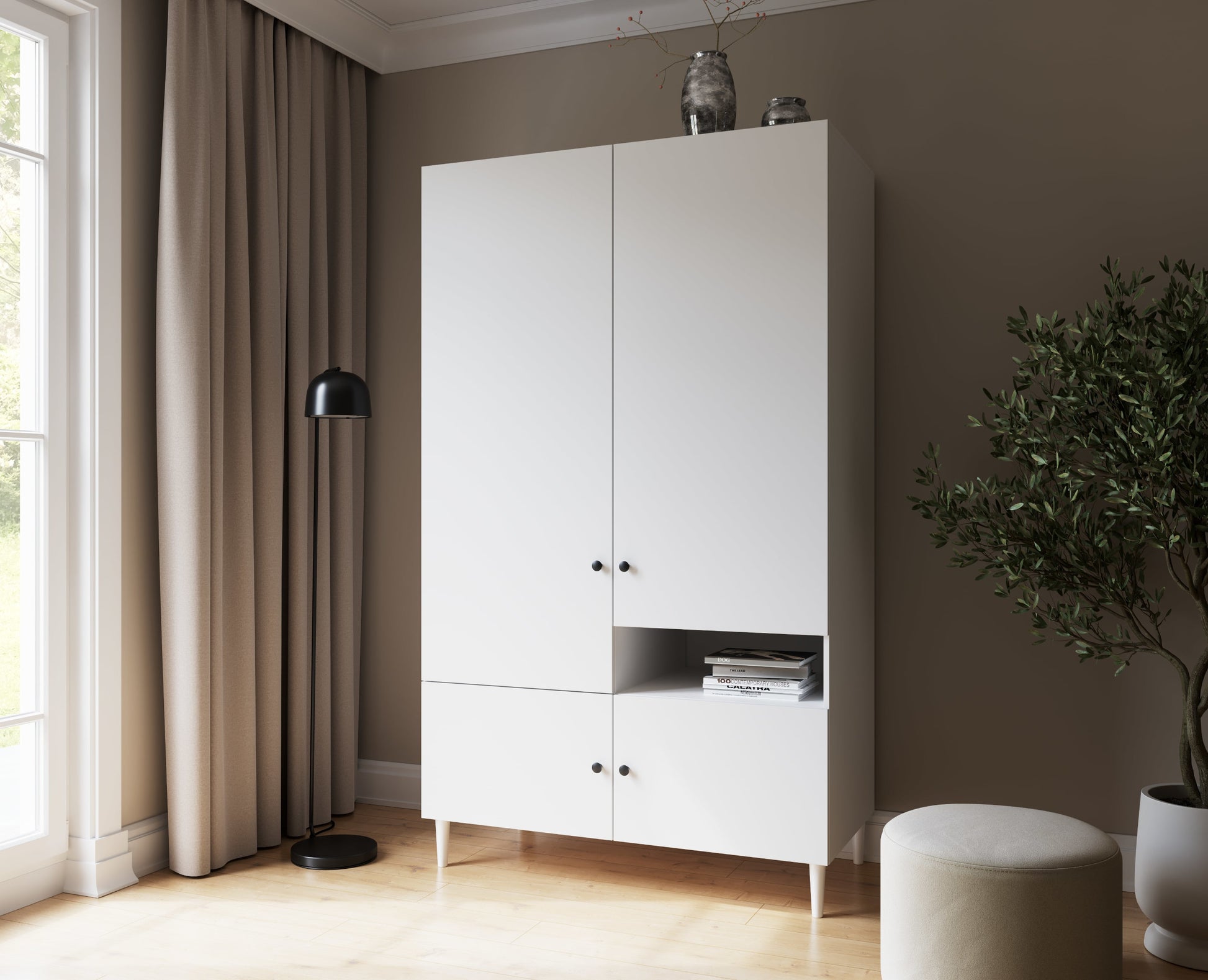 Biała szafa Dullum z wnęką na książki i nowoczesnym wystrojem wnętrza w tle.