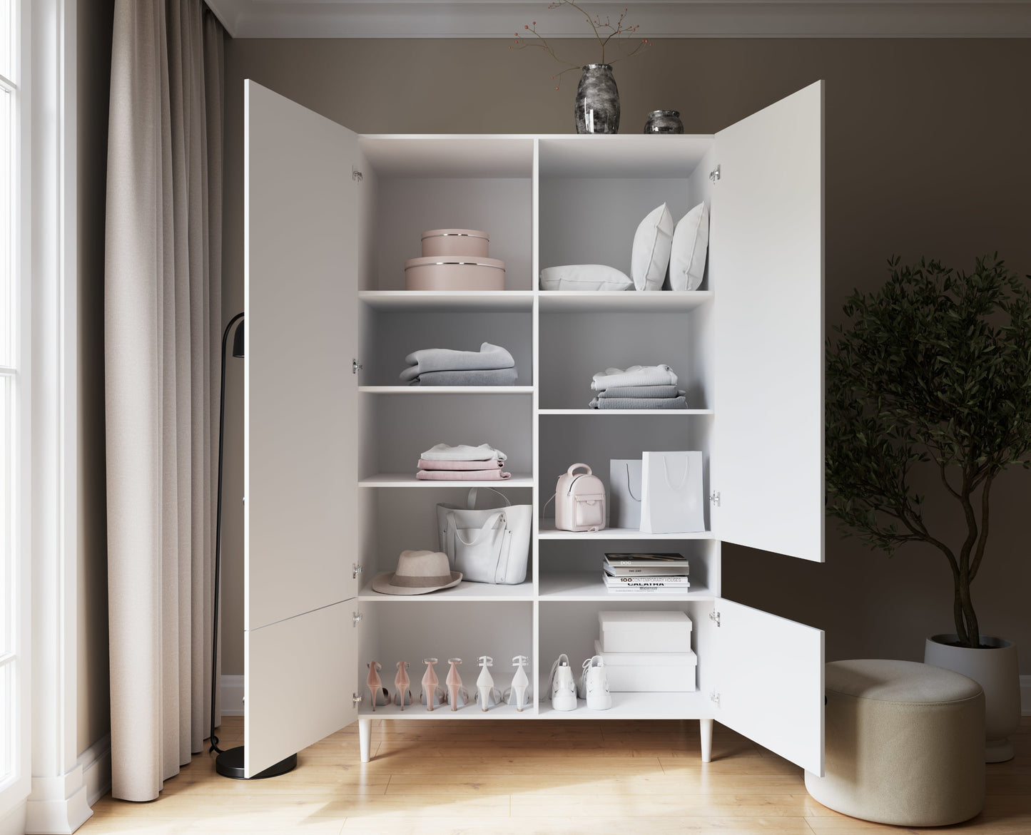 Przestronna szafa Dullum z otwartymi drzwiami, prezentująca układ półek i miejsce do przechowywania ubrań, torebek i dodatków.