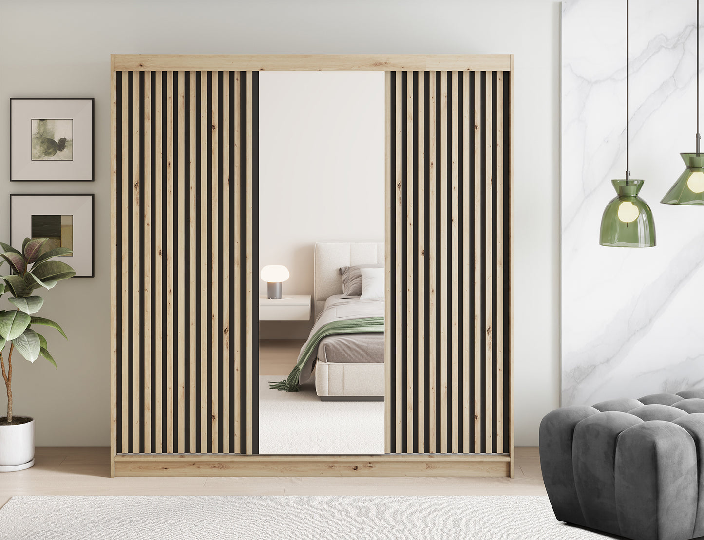 Szafa przesuwna Emerio III z lustrem pośrodku i lamelami na froncie, ustawiona w nowoczesnej sypialni z jasnym wystrojem.