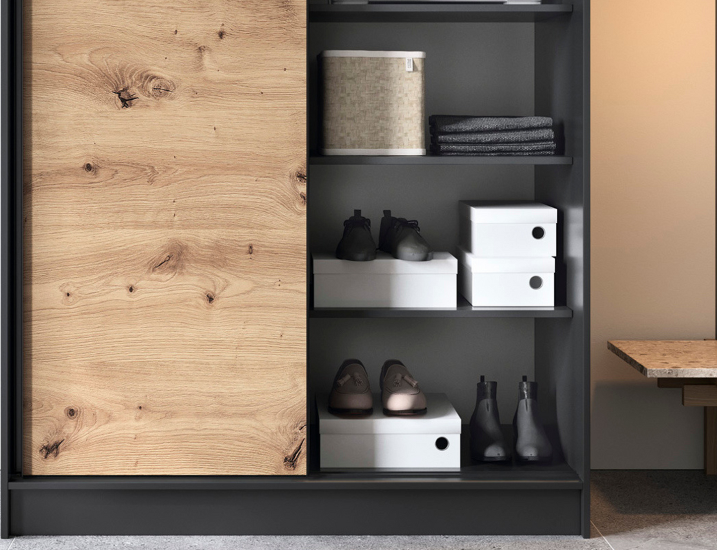 Detal szafy Esville II czarny dąb artisan – półki wypełnione butami i pudełkami, elegancka organizacja garderoby.