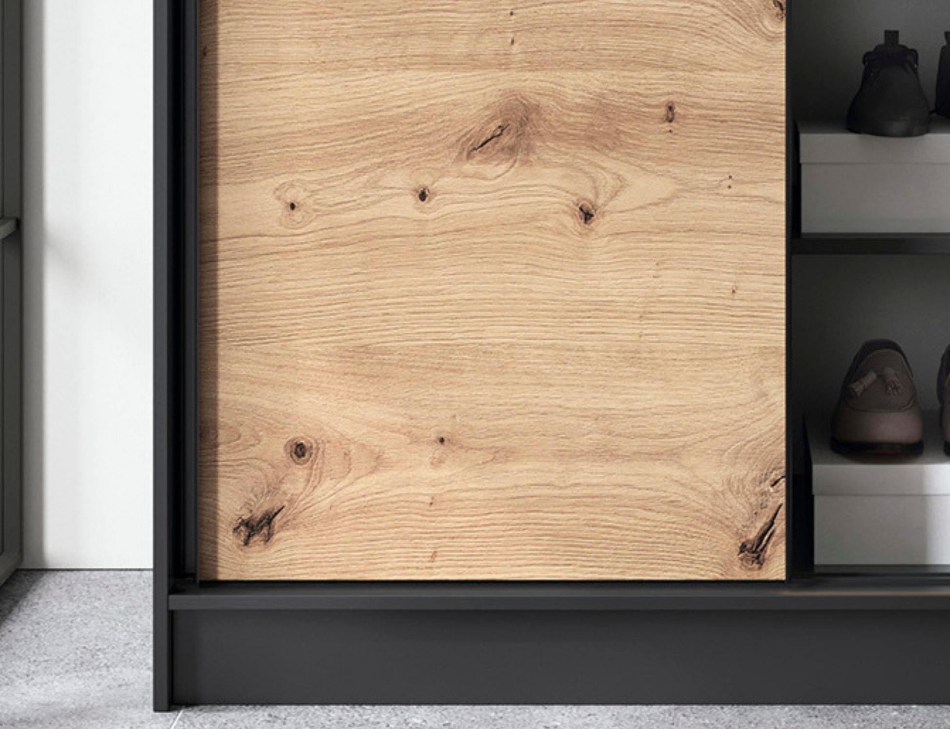 Zbliżenie na front szafy Esville II – czarny korpus i dekor dąb artisan z widocznym usłojeniem drewna, styl loftowy.