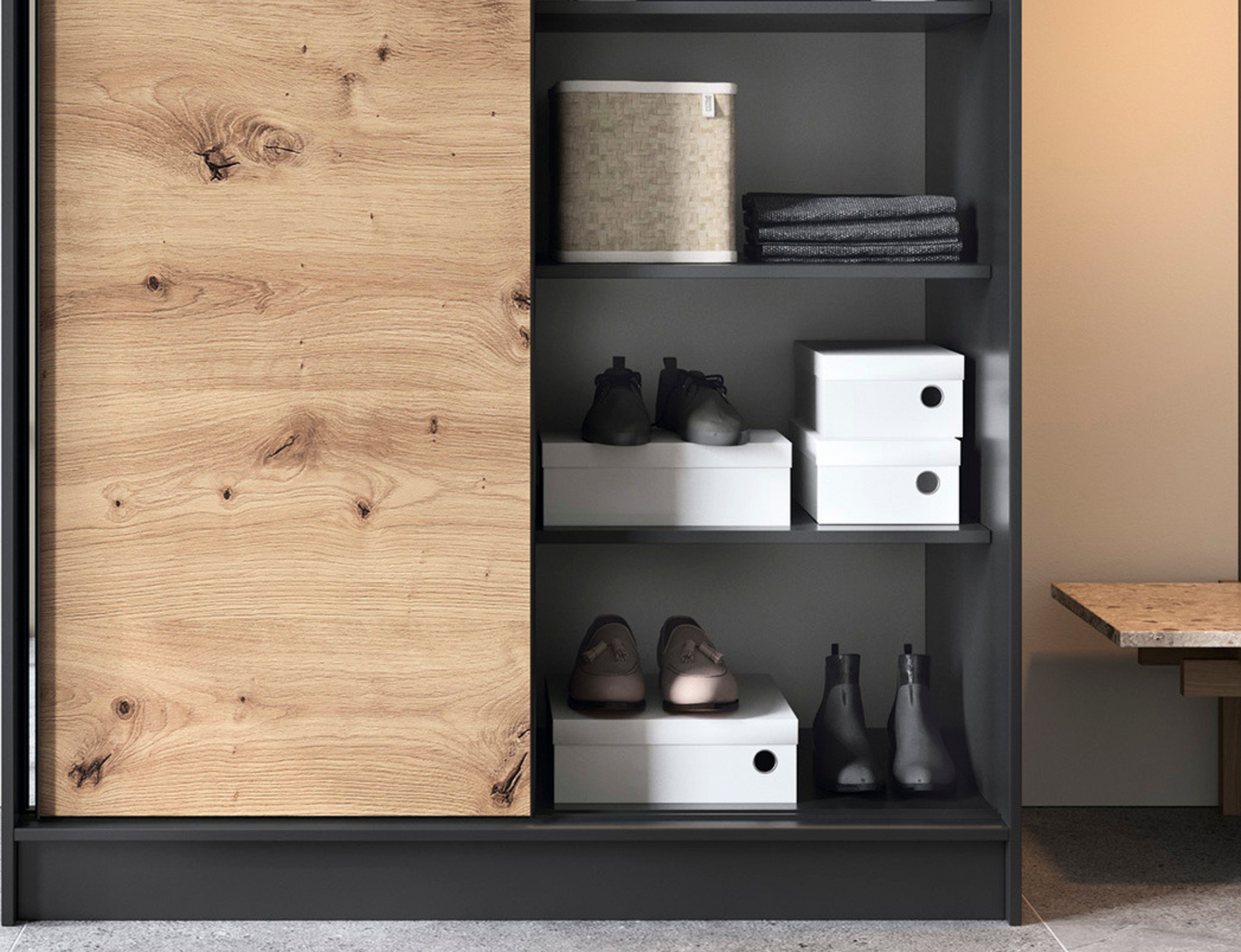 Front szafy Esville II z lustrem w kolorze czarny mat i dąb artisan, nowoczesne wykończenie i elegancki styl.