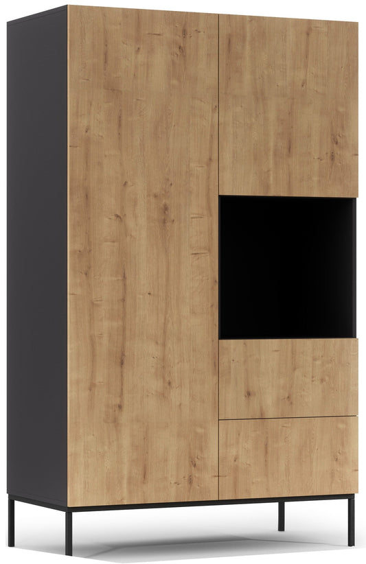 Szafa Lanzzi czarny mat/Dąb Artisan na smukłych czarnych nogach, z trzema frontami z naturalnego dębu i centralną otwartą wnęką ekspozycyjną.