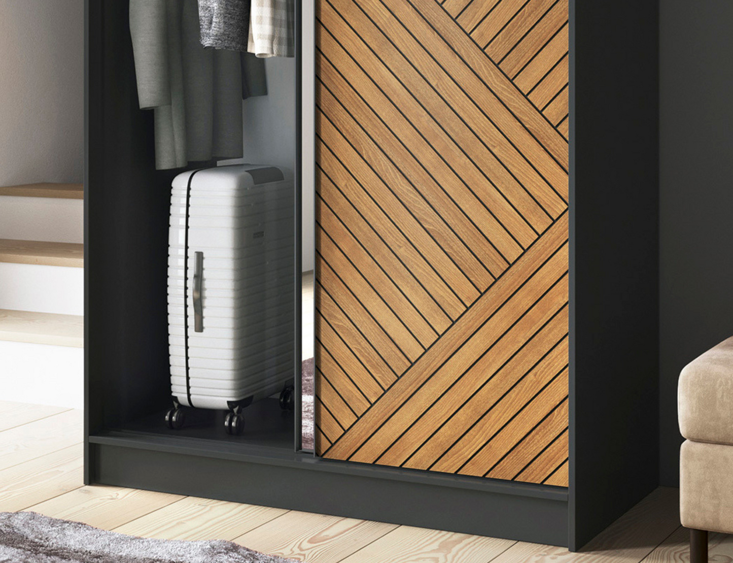 Detal frontu szafy Marrphy II z lustrem, czarny korpus i dąb caramel.