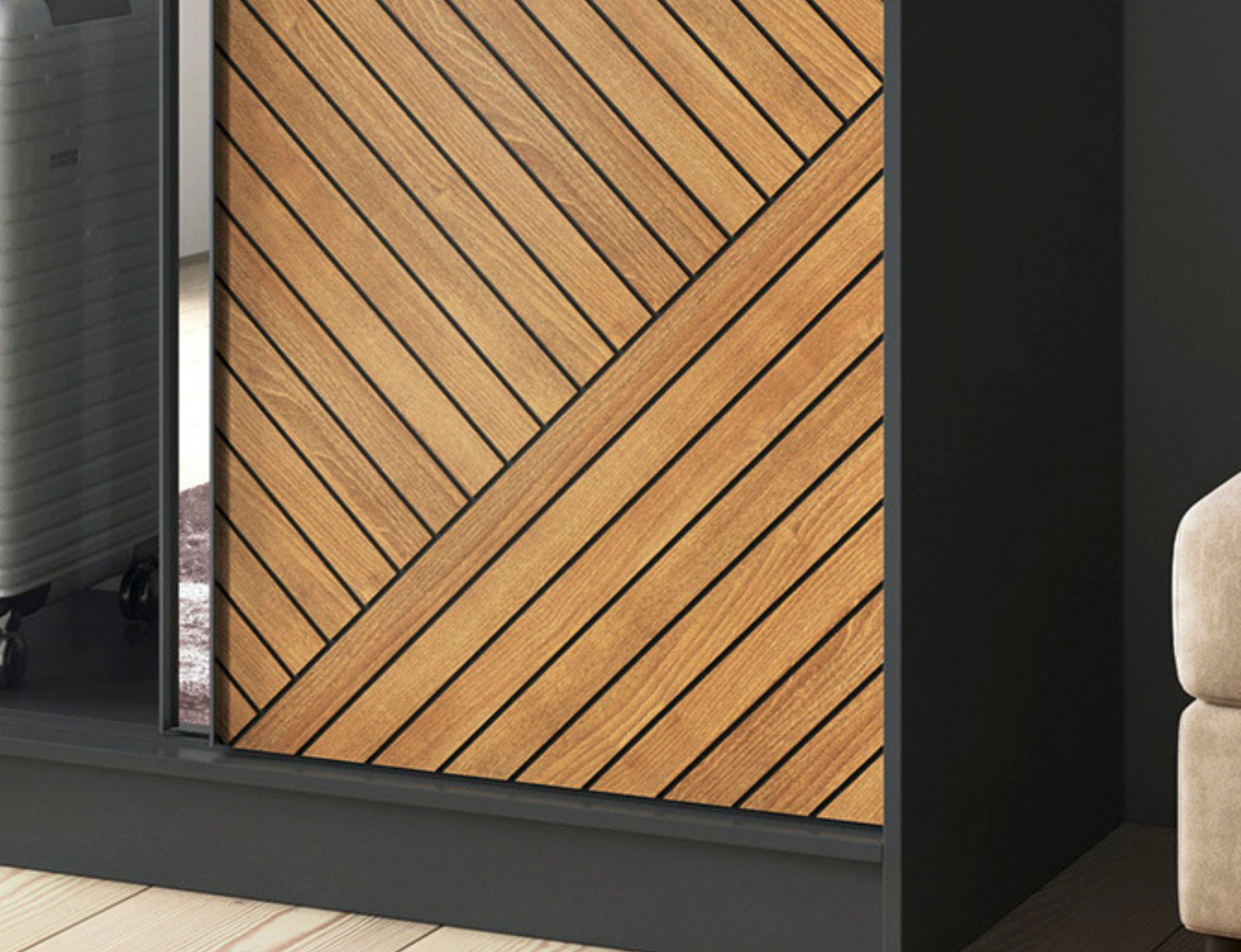 Ryflowane drzwi szafy Marrphy II z lustrem w kolorze dąb caramel.