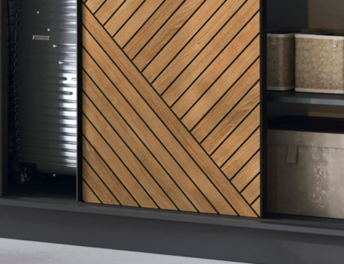 Zbliżenie na ryflowany front szafy Marrphy III czarny dąb caramel – elegancka faktura w nowoczesnym stylu, podkreślająca design mebla.