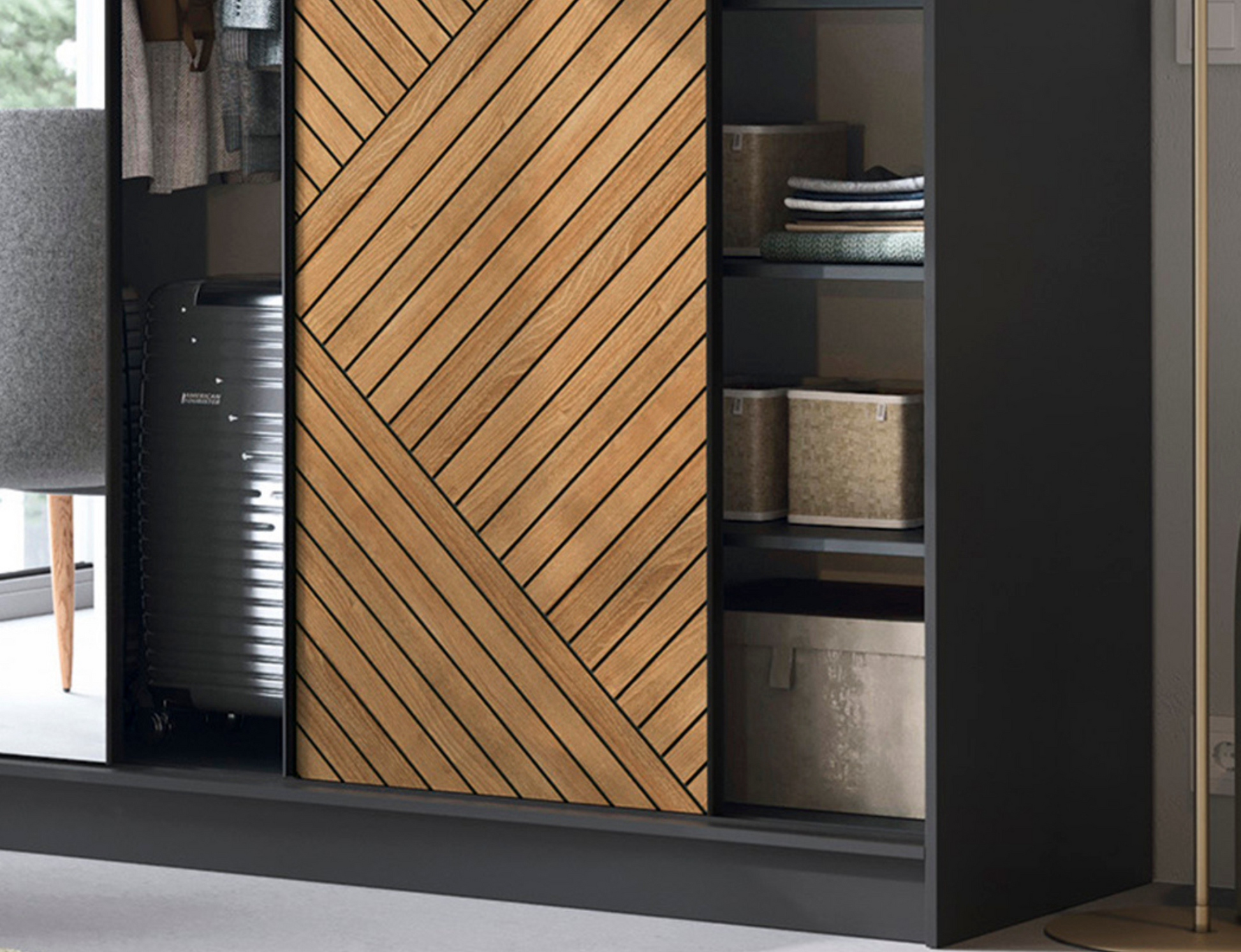 Detal szafy Marrphy – ryflowany front w kolorze dąb caramel zestawiony z klasyczną czernią.