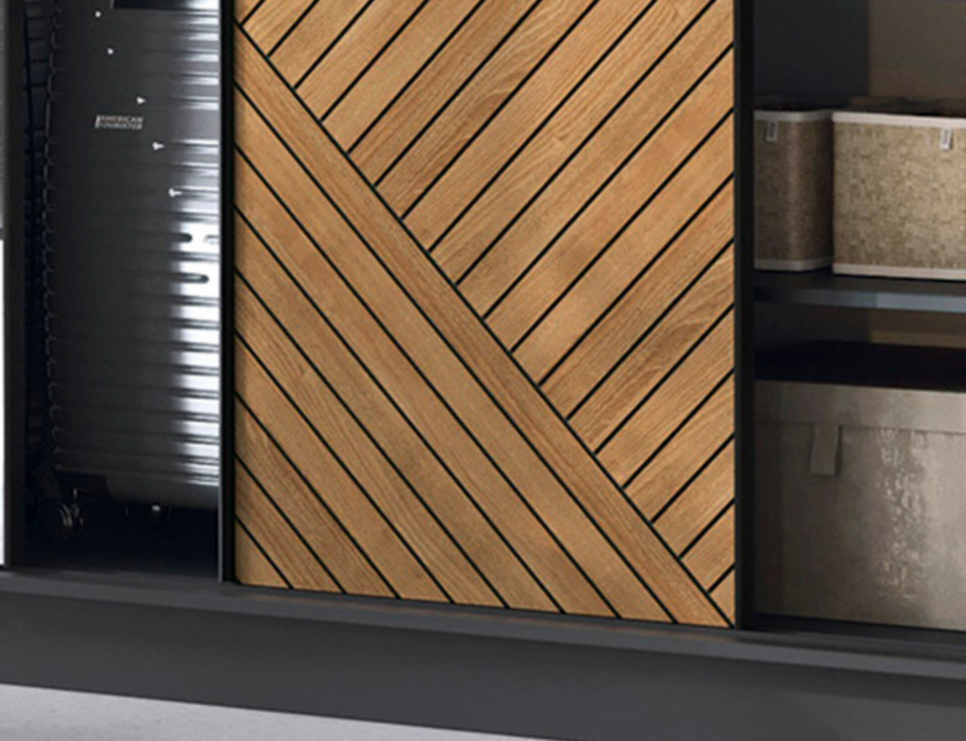 Zbliżenie na ryflowane wykończenie frontów szafy Marrphy w dekorze dąb caramel z czarnymi akcentami.