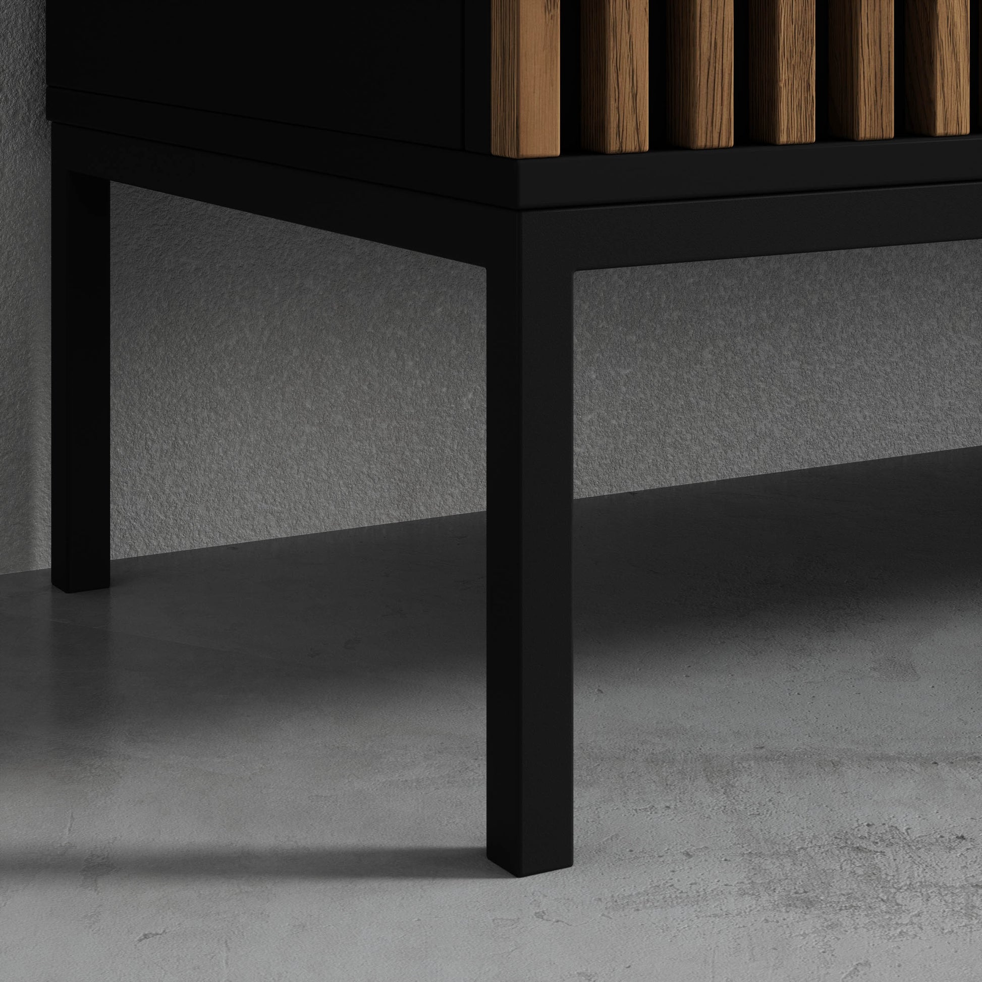 Róg szafy Meorati z metalową nogą i czarnym korpusem.