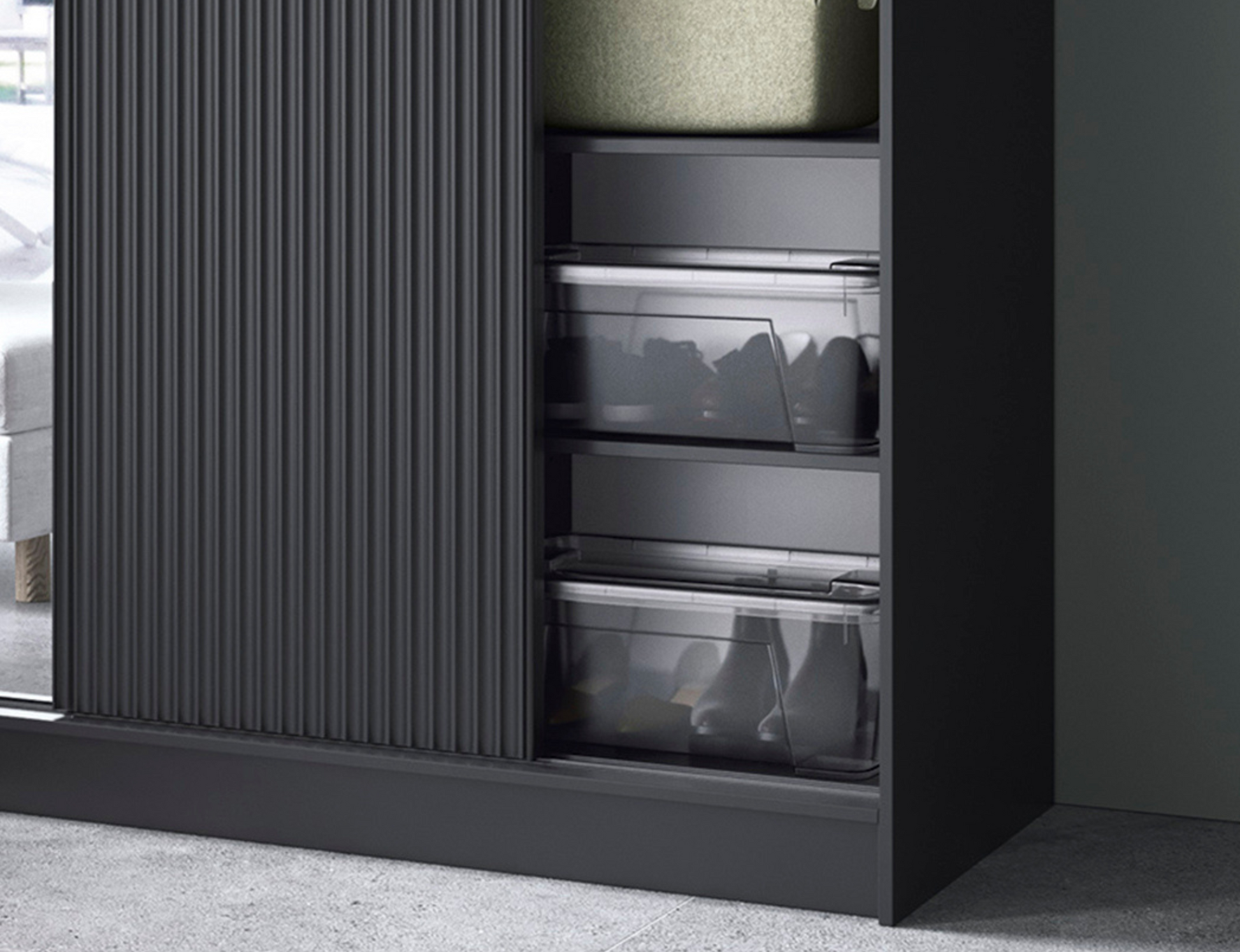 Detal szafy Prescco II czarny z lustrem – pionowe lamele na froncie podkreślają nowoczesny charakter mebla.