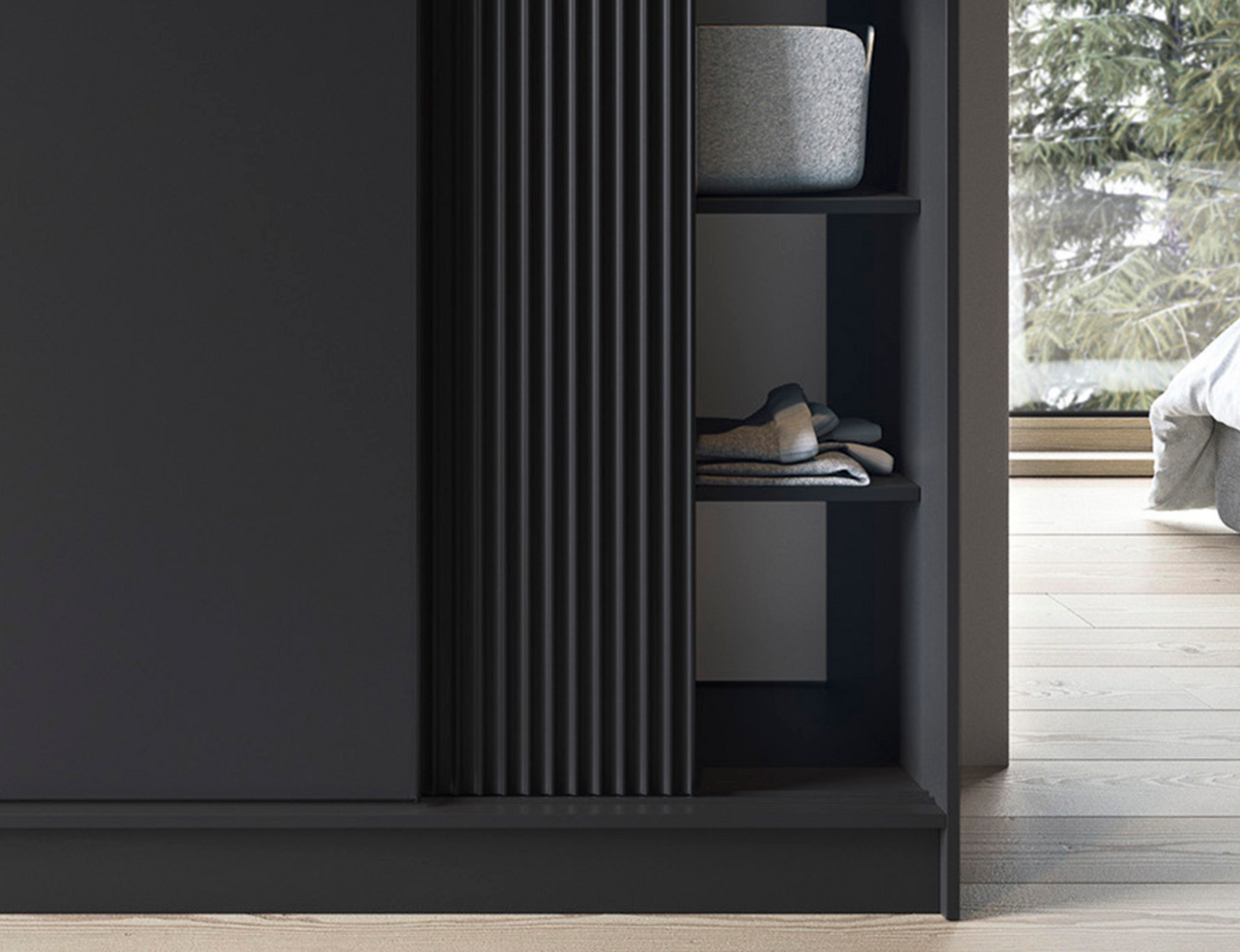 Detal szafy Prescco III czarnej, zbliżenie na półki i teksturę ryflowanych drzwi przesuwnych.