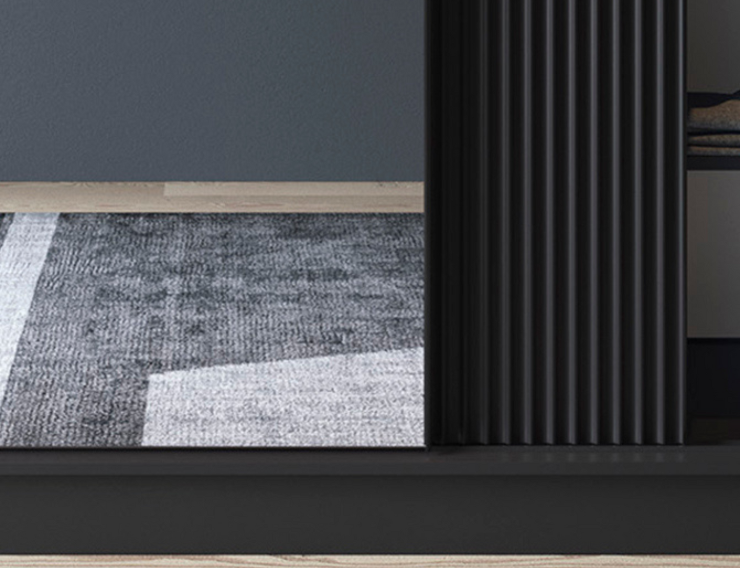 Detal szafy Prescco III czarnej z lustrem, elegancka powierzchnia drzwi przesuwnych.