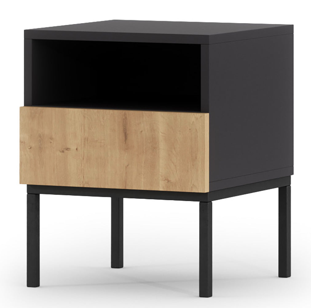Nowoczesna szafka nocna Lanzzi w kolorze Dąb Artisan i matowej czerni, z otwartą półką nad szufladą wykończoną fornirem dębowym oraz smukłymi, malowanymi na czarno metalowymi nogami, osadzona na białym tle.