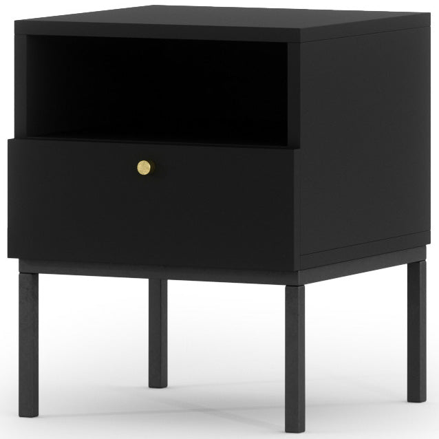 Minimalistyczna czarnomaturowa szafka nocna Lanzzi z otwartą półką i dolną szufladą, którą zdobi niewielki, złoty uchwyt, osadzona na cienkich, prostych nogach w tym samym wykończeniu.