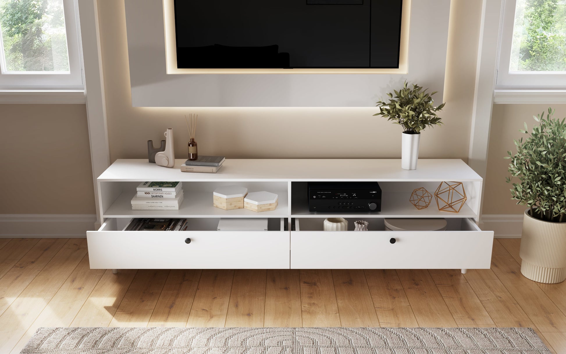 Widok szafki RTV Dullum z otwartymi szufladami – ekspozycja przestrzeni do przechowywania w jasnym wnętrzu.