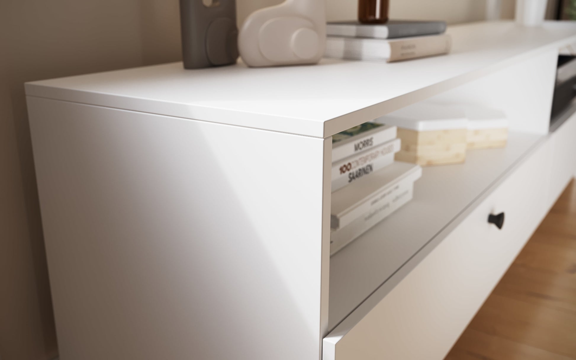 Zbliżenie na bok i blat szafki RTV Dullum – gładkie wykończenie i nowoczesna linia mebla.