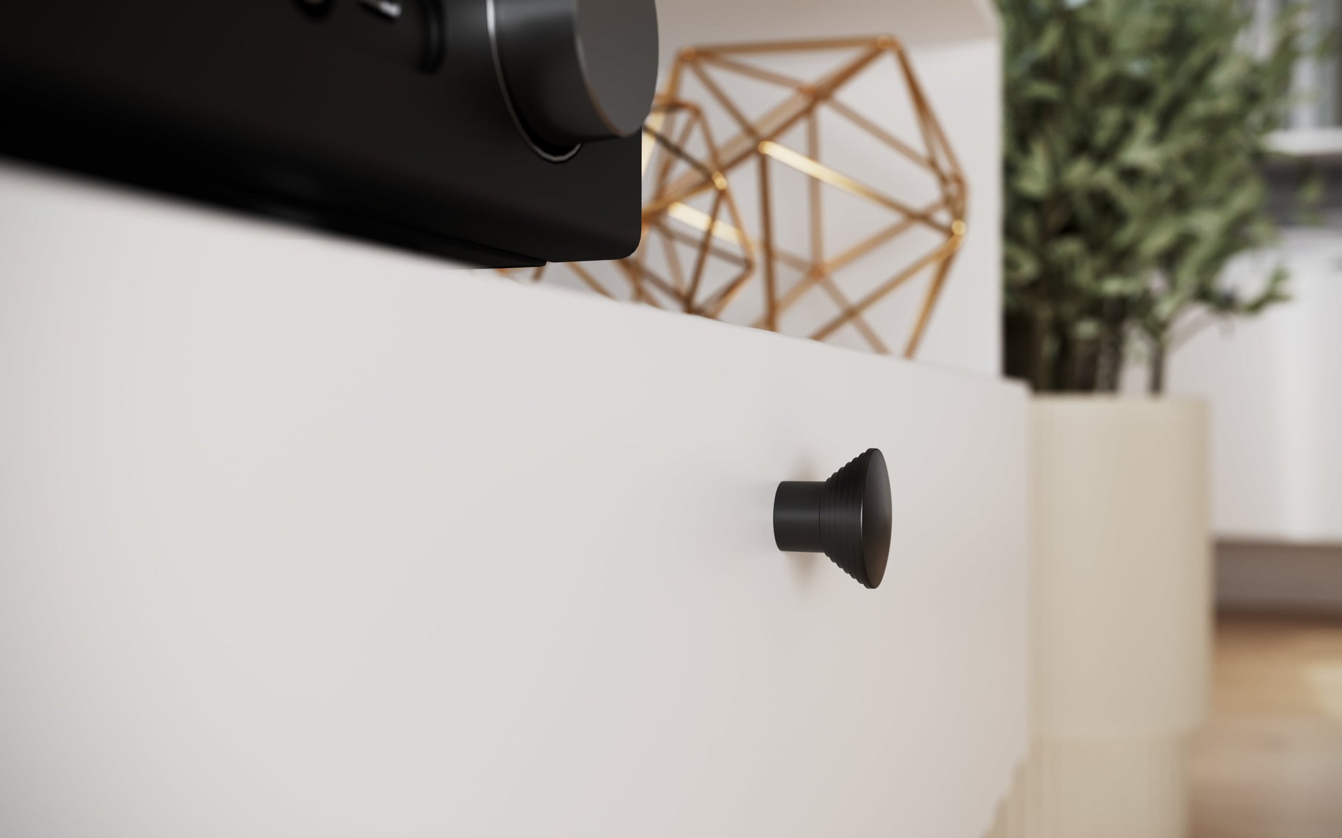 Zbliżenie na czarny uchwyt szuflady w szafce RTV Dullum – kontrastowy detal w minimalistycznym stylu.