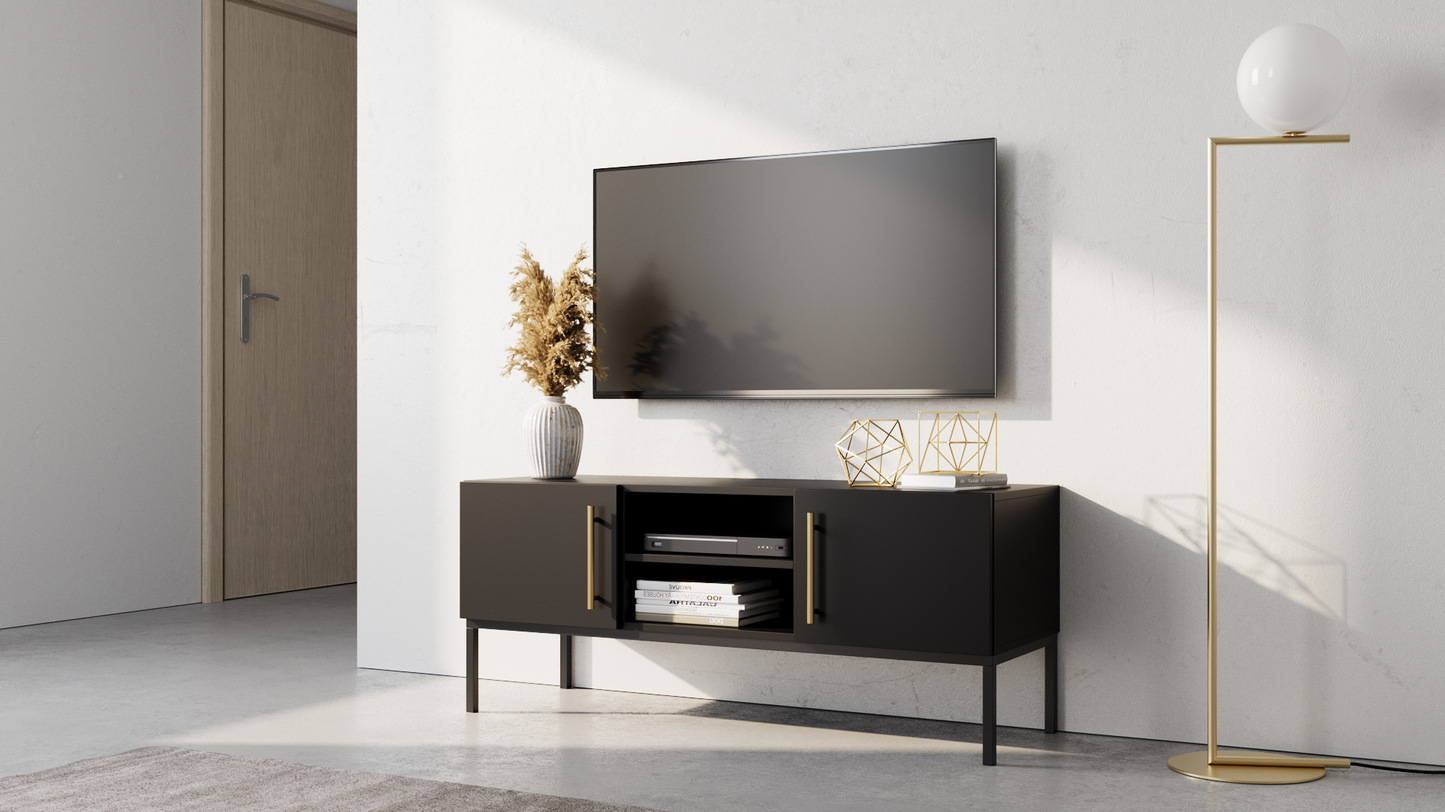 Szafka RTV Lanzzi w czarnym macie ustawiona pod wiszącym telewizorem w jasnym, nowoczesnym salonie, obok złotej lampy stojącej i dekoracji.