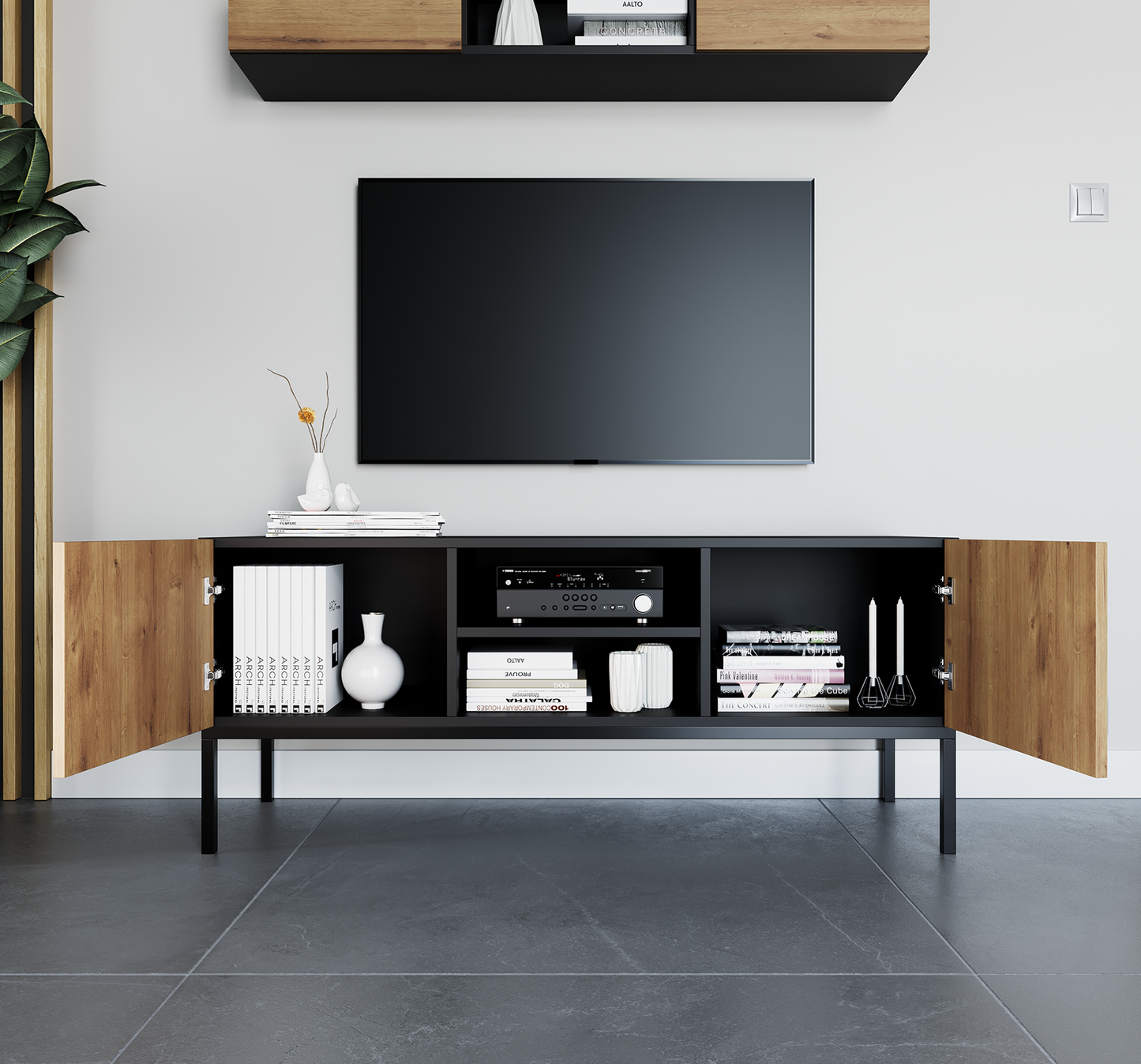 Szafka RTV Lanzzi czarny mat/Dąb Artisan z otwartymi drzwiami odsłaniającymi półki wypełnione książkami i dodatkami, w minimalistycznej aranżacji wnętrza.