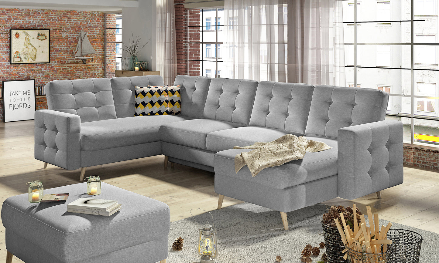 Duży narożnik Asgard w tkaninie Sawana 21 w odcieniu szarym z poduszką Zigzag 53 i eleganckimi nóżkami. Nowoczesny design oraz funkcjonalny układ U zapewniają wygodę i świetnie sprawdzają się w przestronnym wnętrzu.