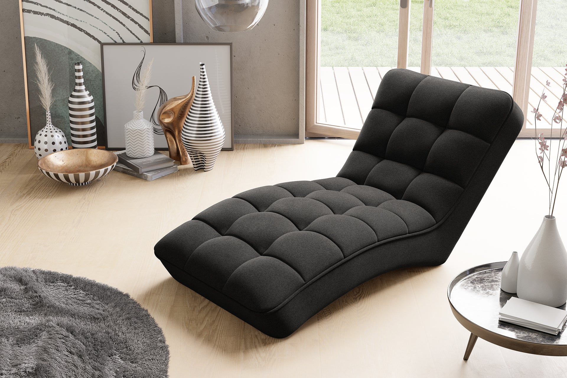 Szezlong Loren w głębokim czarnym kolorze Flores 10 w aranżacji wnętrza z jasnym drewnianym parkietem i designerskimi dodatkami.